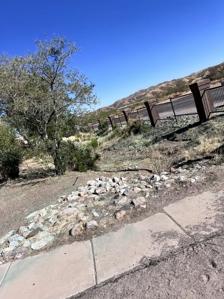 Apartment community property photo · view 16