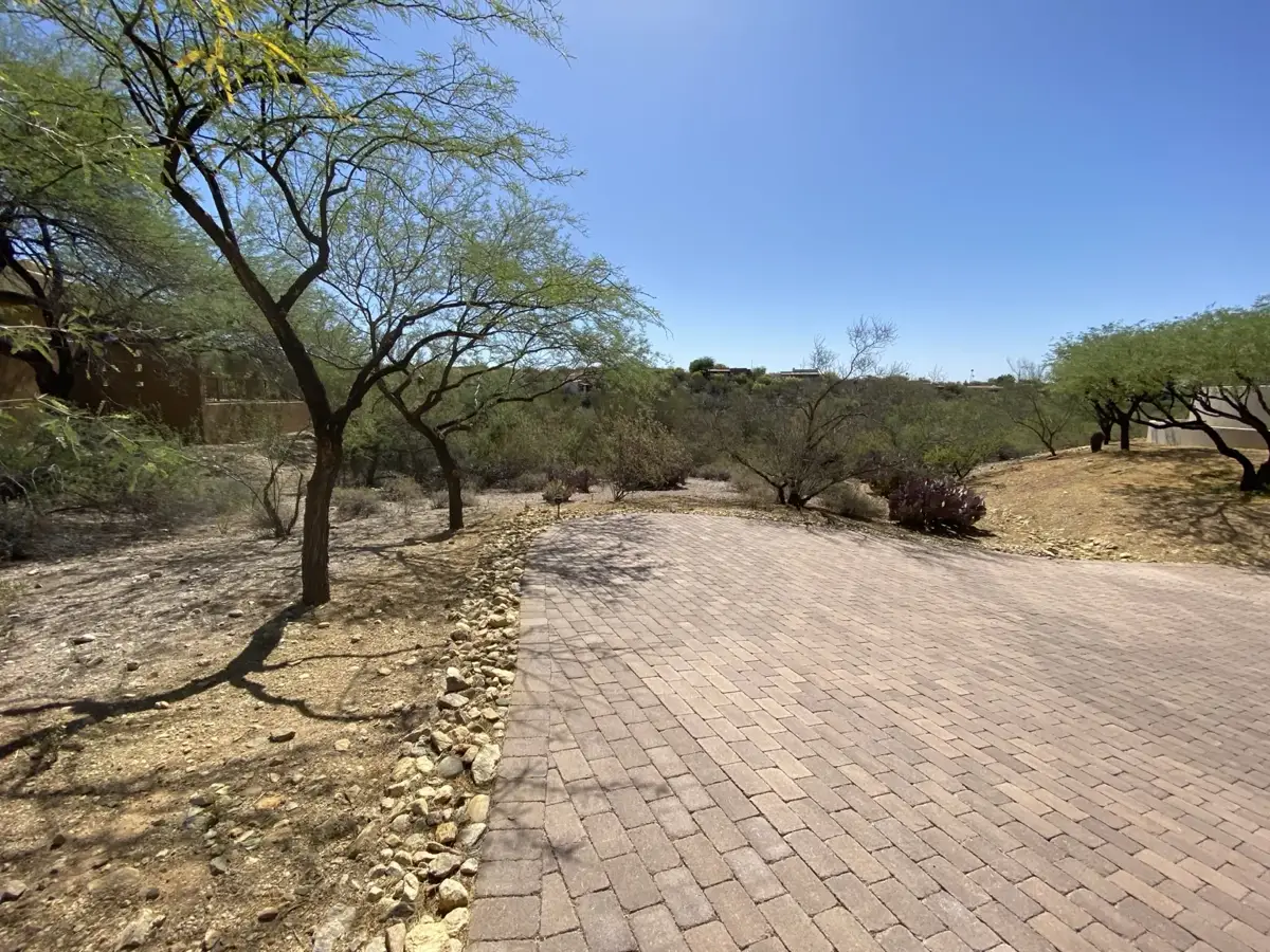 Residential property photo · view 25
